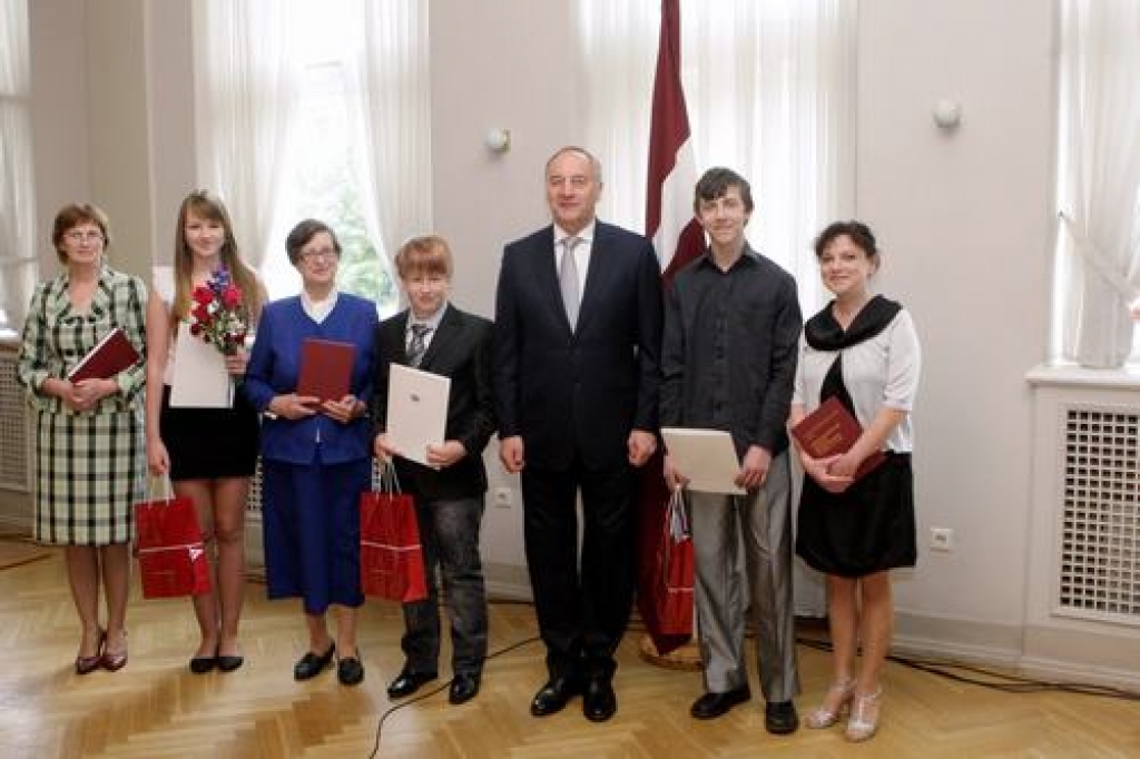 Žūrijai rāda pannu, Bībeli un rožukroni