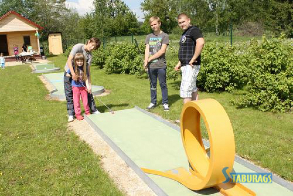 Skrīveros atklāj minigolfa laukumu