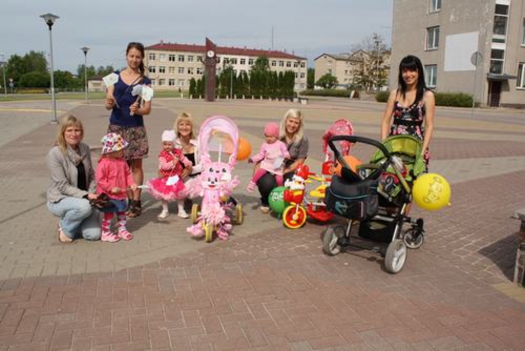 Aizkrauklē velo un ratiņu gājiens