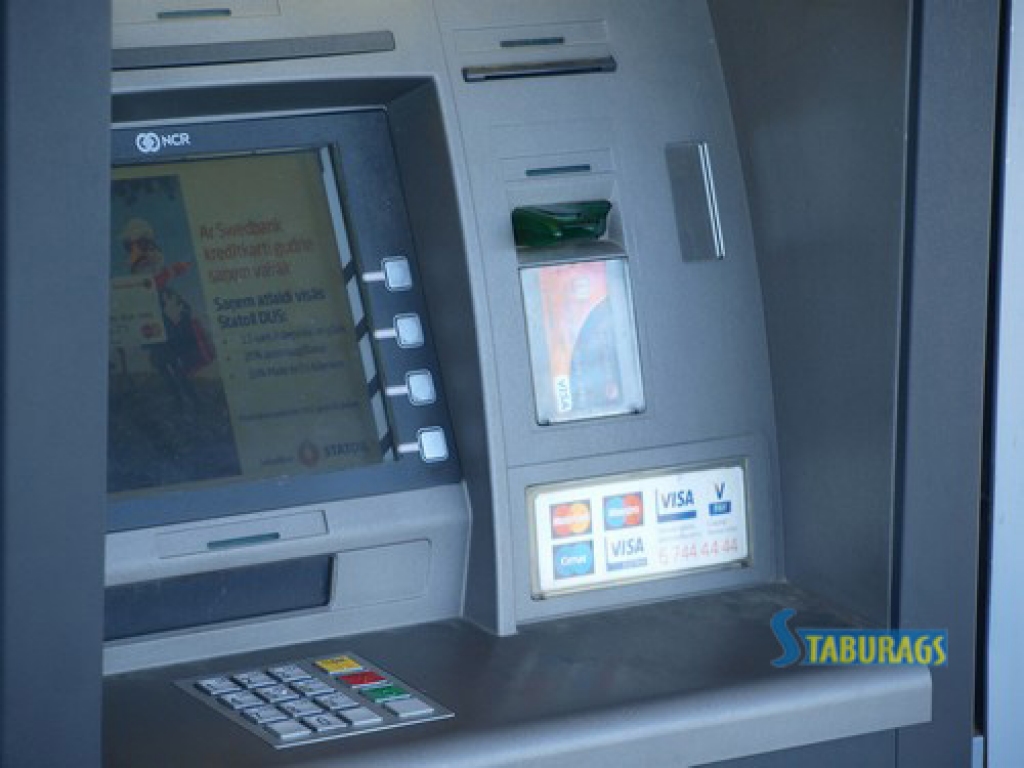 Bankomāts “apēd” kartes