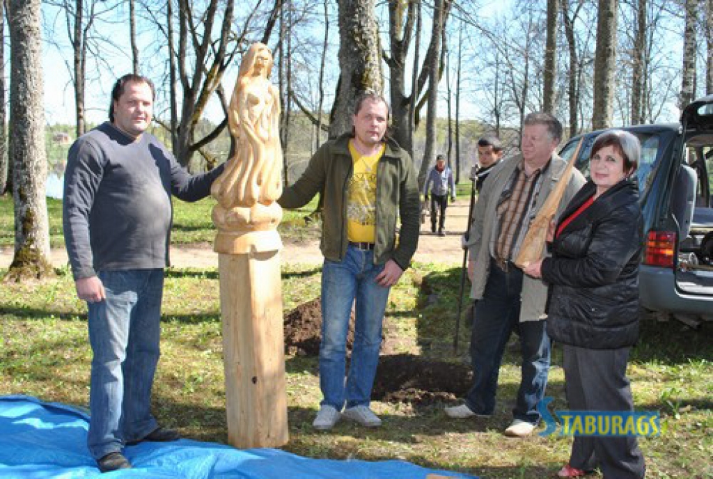 Jaunava ar krūzi “izkāpj” no grāmatas