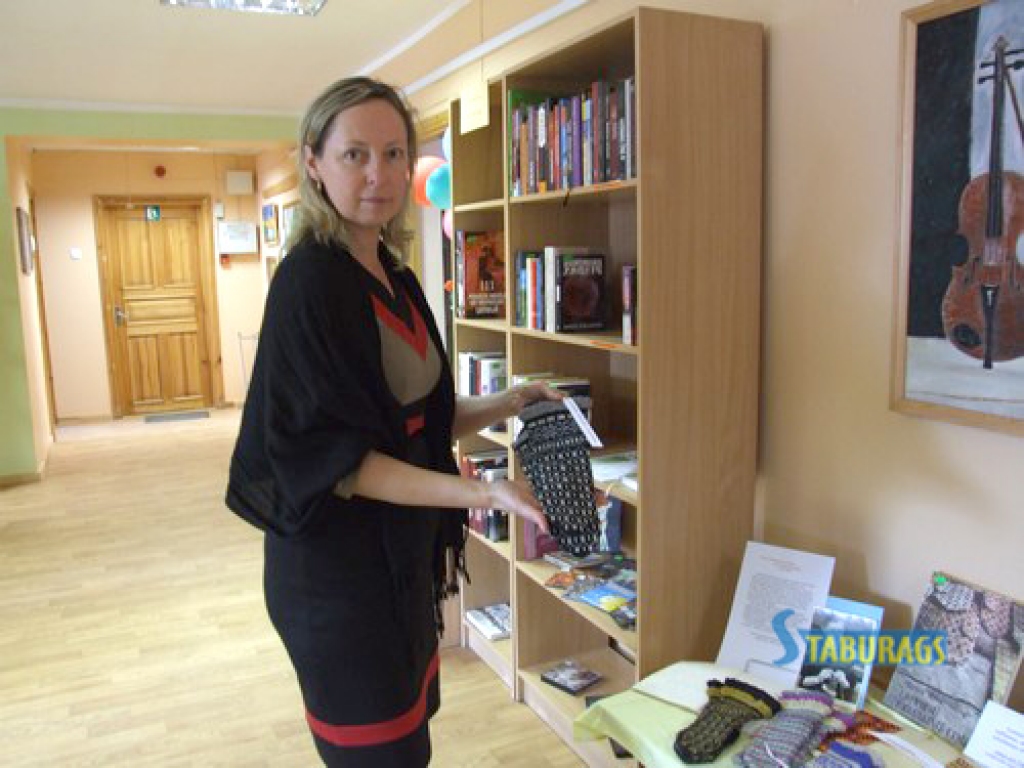 Cimdi “atpūšas” bibliotēkā