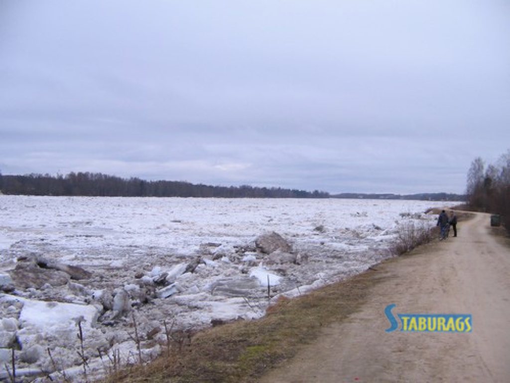 Aiviekstes grīvā ledus nav, Daugavā ūdenslīmenis lēnām krītas