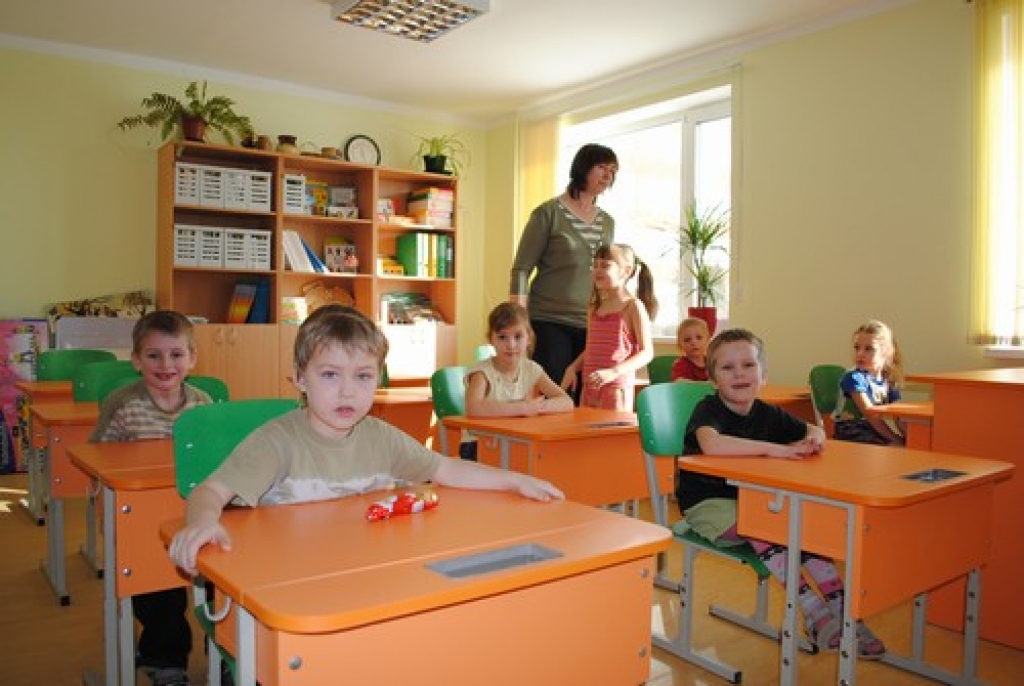 Pirmsskolas bērni jaunās telpās