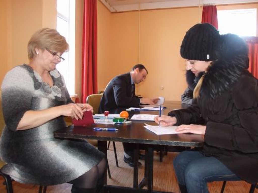 Pārliecinoši balso pret divvalodību Latvijā