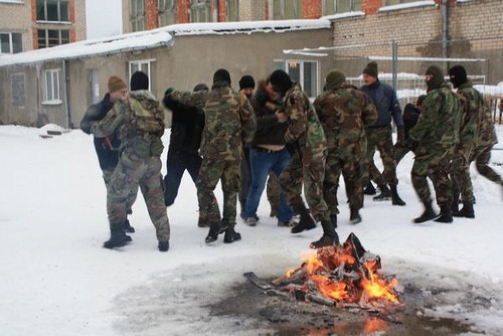 Pļaviņu novada ģimnāziju mēģina ieņemt "omonieši"