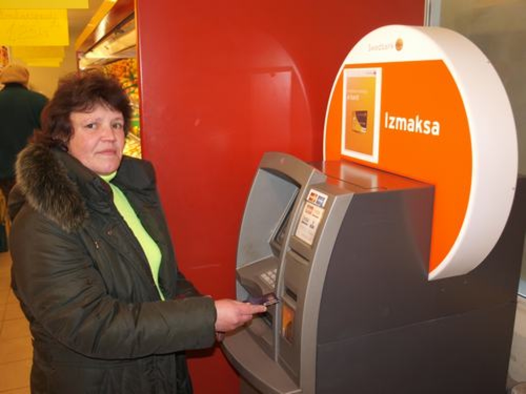 Jaunajā gadā “uzdāvina” bankomātus