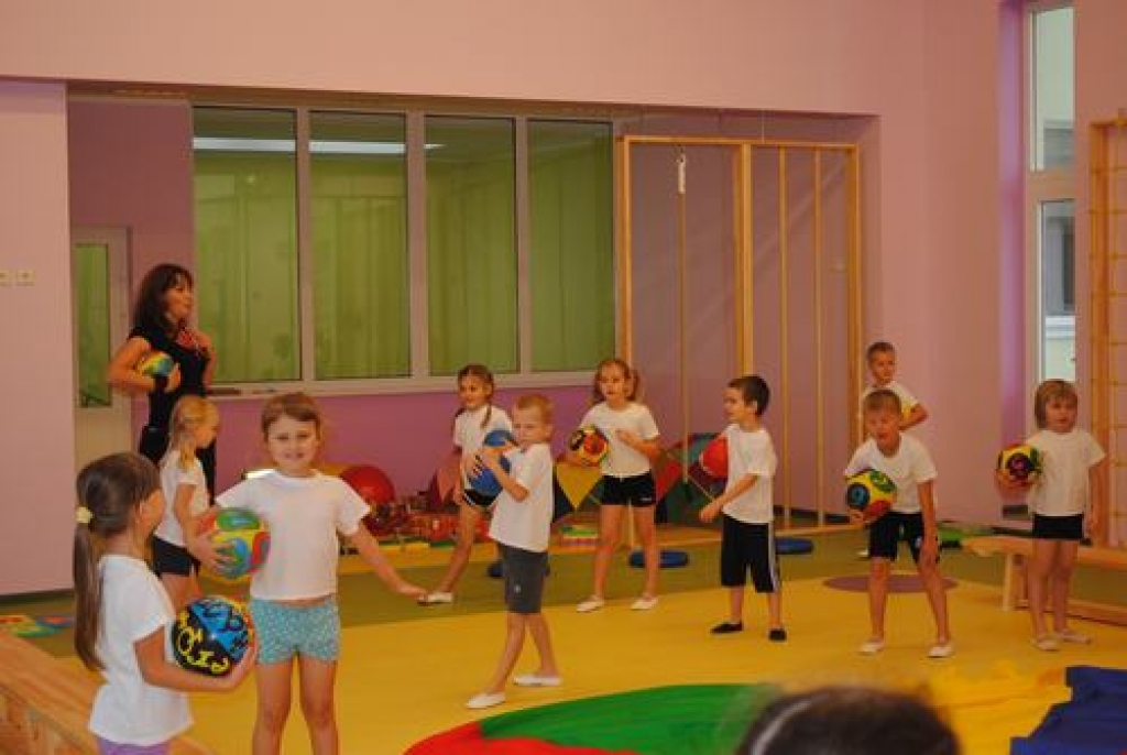 Bērni sāk sportot jaunajā zālē