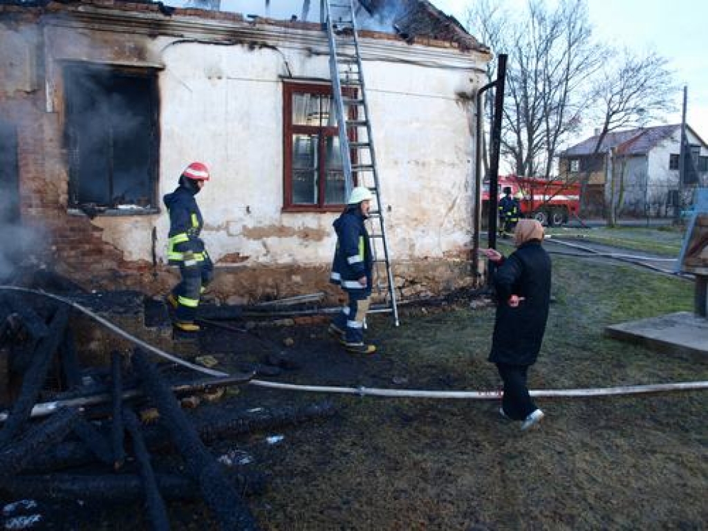 Jaunjelgavā nodeg dzīvojamā māja