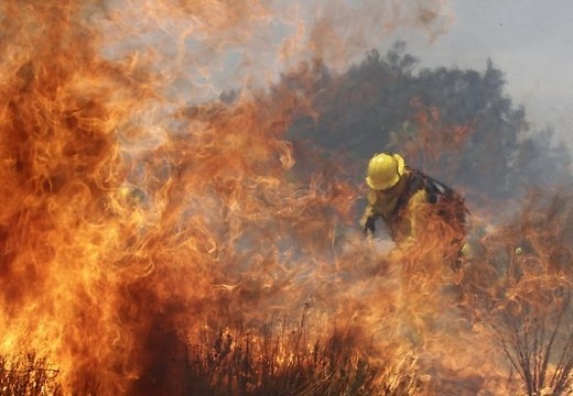 Portugāles ziemeļos un vidienē plosās lieli ugunsgrēki