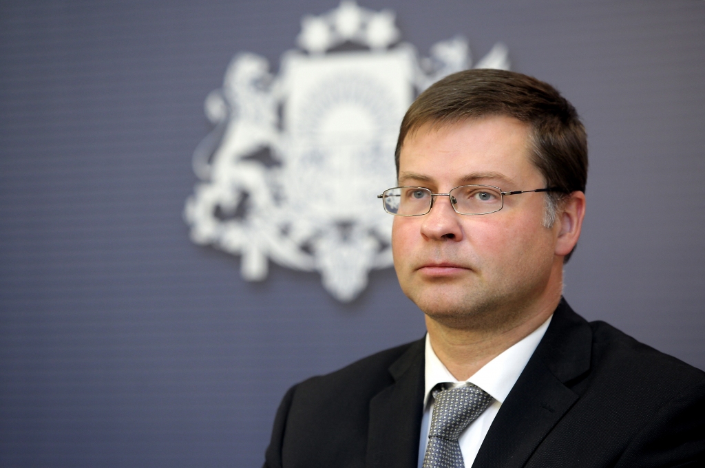 Premjers Grendi no amata atbrīvo elektroniski