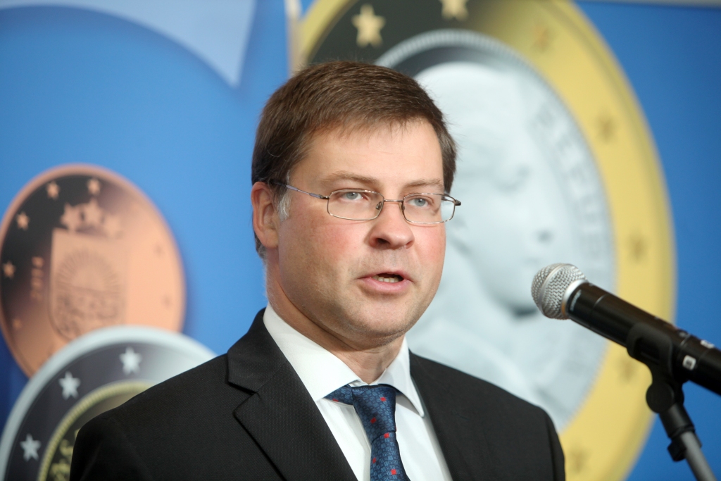 Dombrovskim Briselē nācies skaidroties saistībā ar izteikumiem par Katalonijas neatkarību