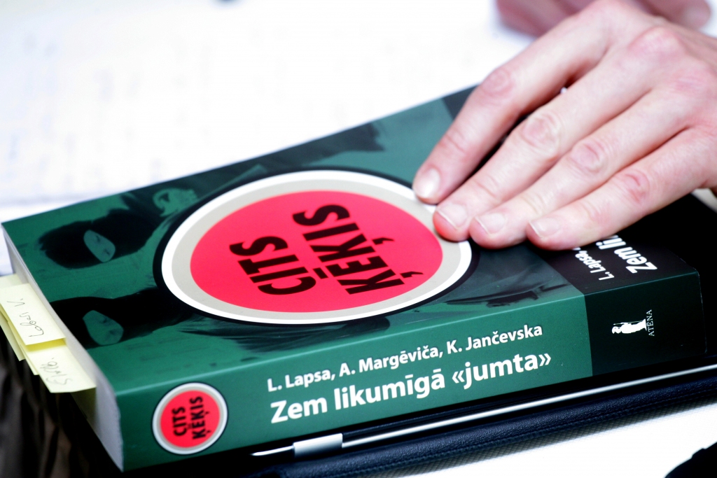 papildināta (13:23) - Sākts kriminālprocess par Lapsas izdoto grāmatu Cits ķēķis: zem likumīgā "jumta"