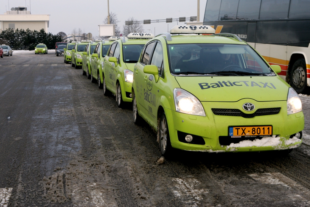 papildināta (plkst.16:26) - Avāriju izraisījušais Baltic Taxi šoferis strādājis kā terminators - bez miega