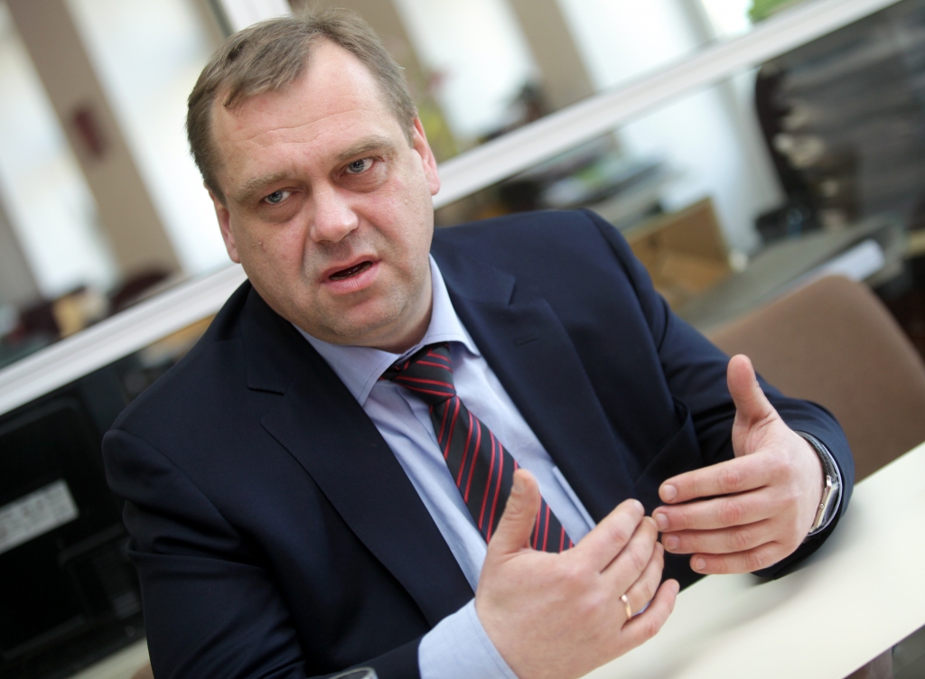 Lūsis: Dombrovskis mūs izstūmis ar vienu kāju no valdības