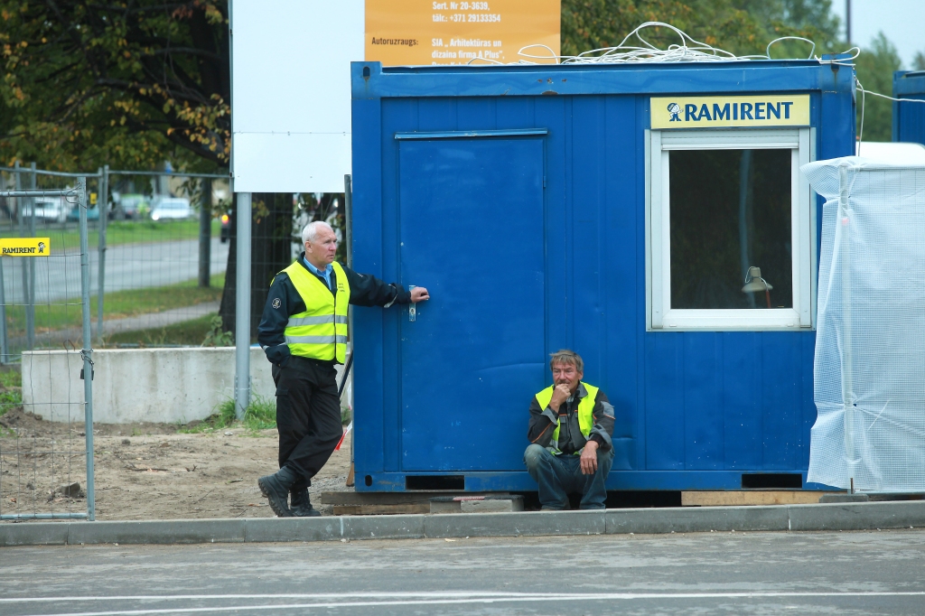 Pētījums: Lielais nodarbināto īpatsvars ar vispārējo izglītību Latvijā samazina konkurētspēju