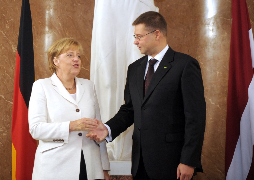 Dombrovskis priecīgs par iespēju turpināt ciešo sadarbību ar Merkeli