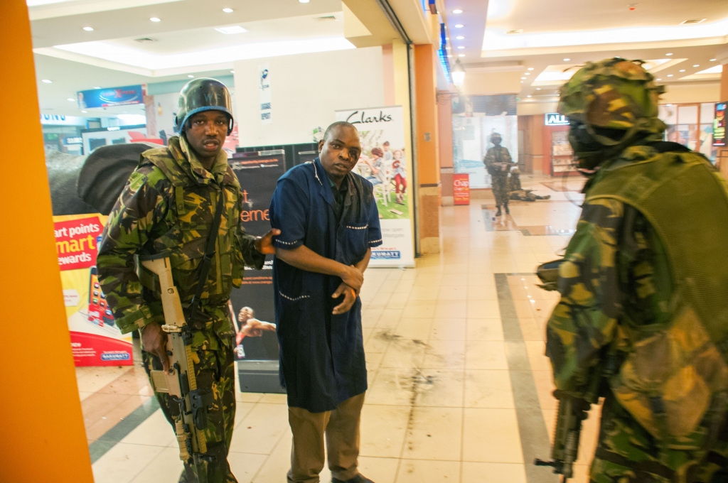 Terors Nairobi lielveikalā turpinās - kaujinieku rokās joprojām esot ķīlnieki