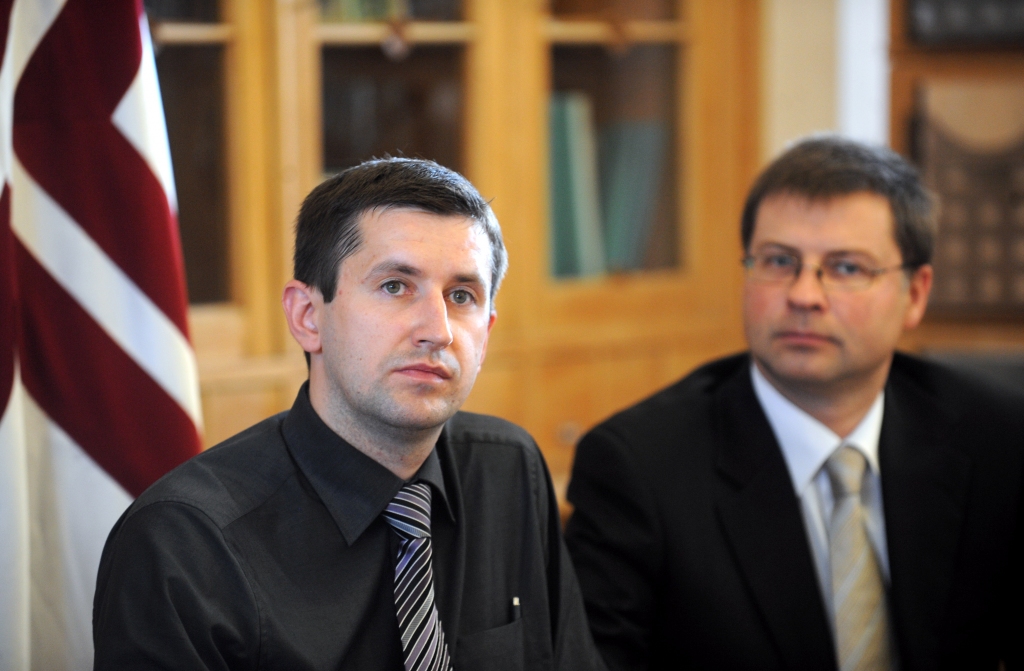 Dombrovskis: IZM pārņēmusi sliktākās SC tradīcijas