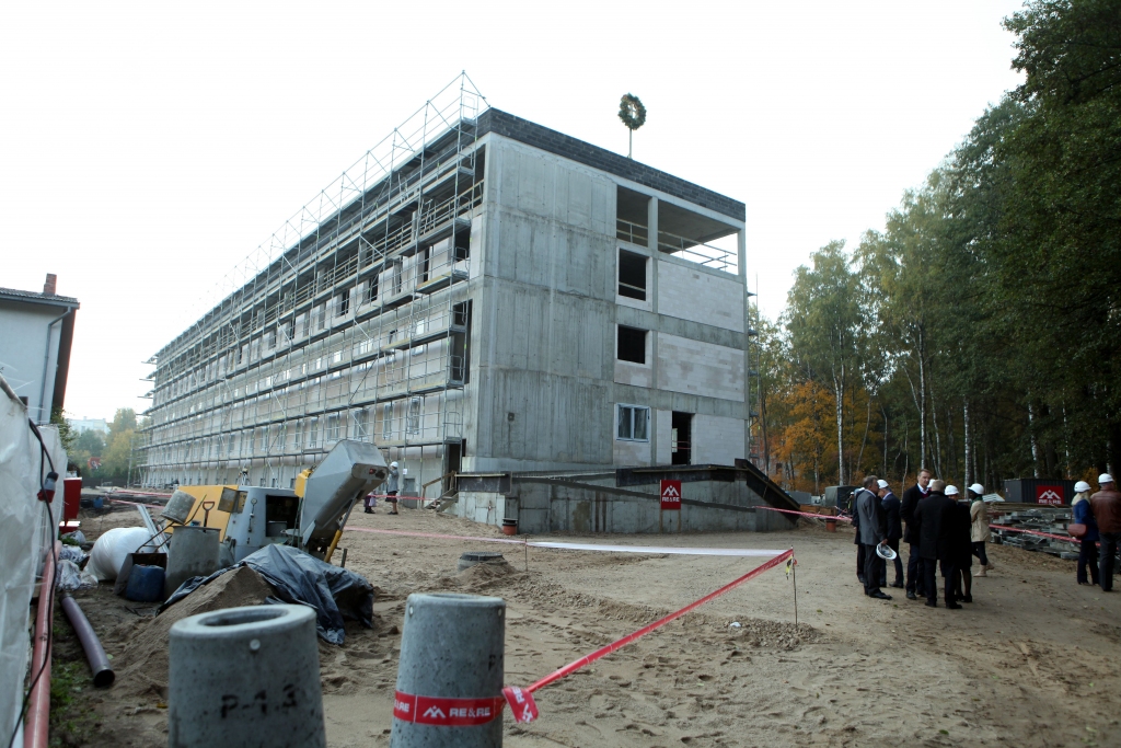 Spāru svētki pirmajai no trim Rīgas pašvaldības sociālajām mājām Imantā