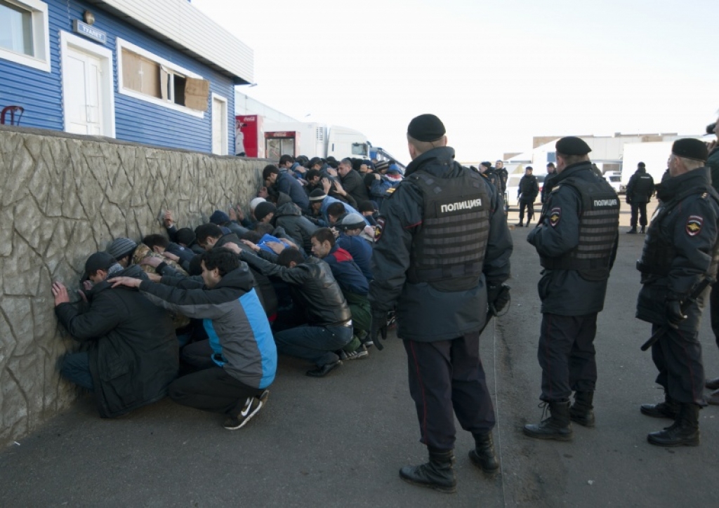 Pēc rasistiskajiem protestiem Maskavas policija arestējusi tūkstoti kaukāziešu imigrantu