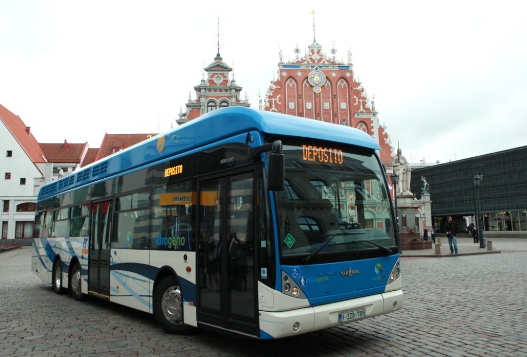 Rīgas centrā izrādīts ūdeņraža autobuss