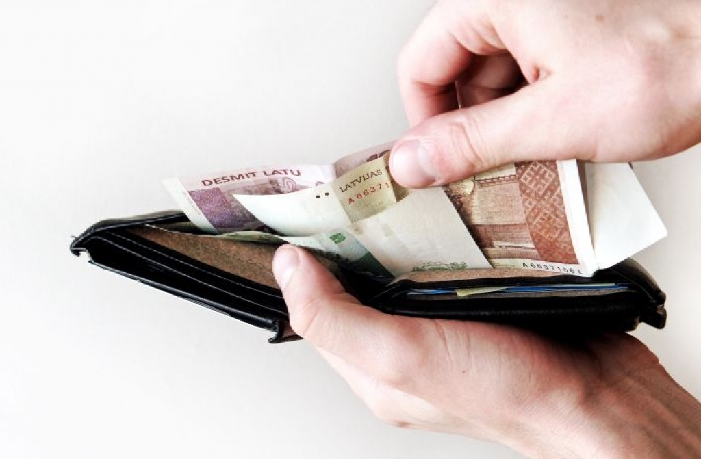 Ātro aizdevumu maksimālo gada likmi vēlas ierobežot līdz 100%