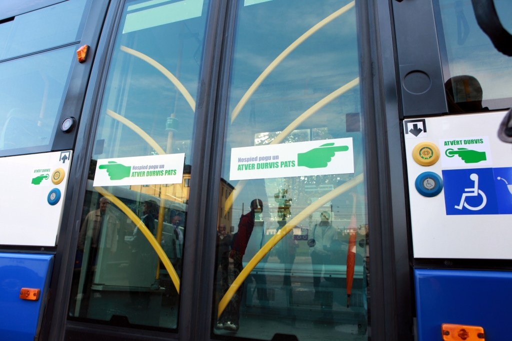 Pret cenu izmaiņām Rīgas sabiedriskjā transportā parakstījušies desmit tūkstoši