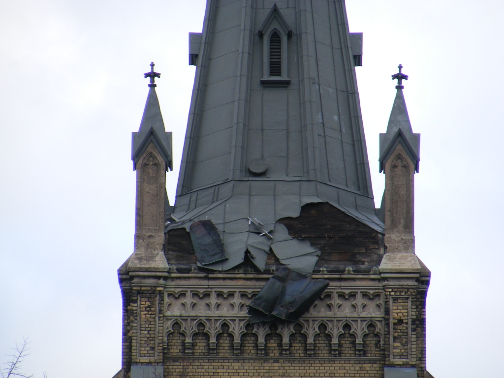 papildināts ar FOTO (17:02) - Vētrā cietusi arī Rīgas Sv.Pāvila baznīca