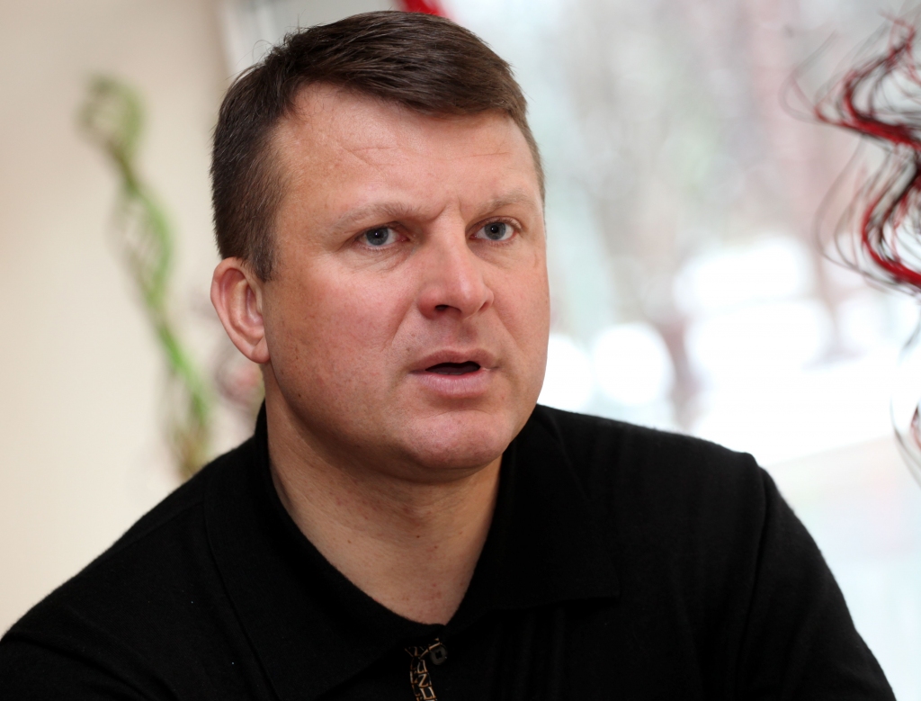 Šlesers atzīst, ka ir personiski ieinteresēts termiņuzturēšanās atļauju programmā