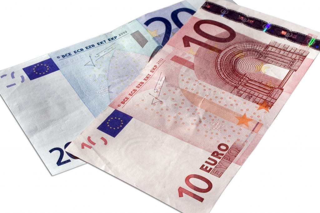 Eiro cena sarūk, valdot runām, ka ECB samazinās likmes