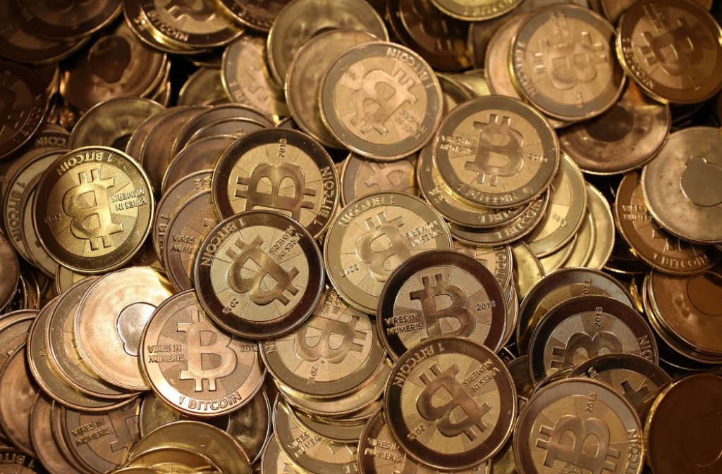 Bitcoin sasniedzis jaunus augstumus – 900 dolārus