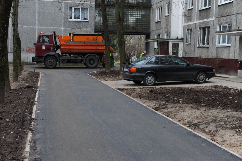 Pierāda, ka pievadceļu var noasfaltēt divreiz lētāk nekā pašvaldības izsludinātā iepirkuma uzvarētājs