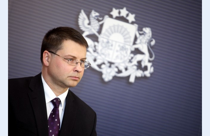 Dombrovskis atkāpjas no amata