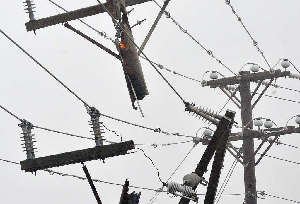 Spēcīgais vējš bez elektrības atstājis aptuveni 20 000 klientu