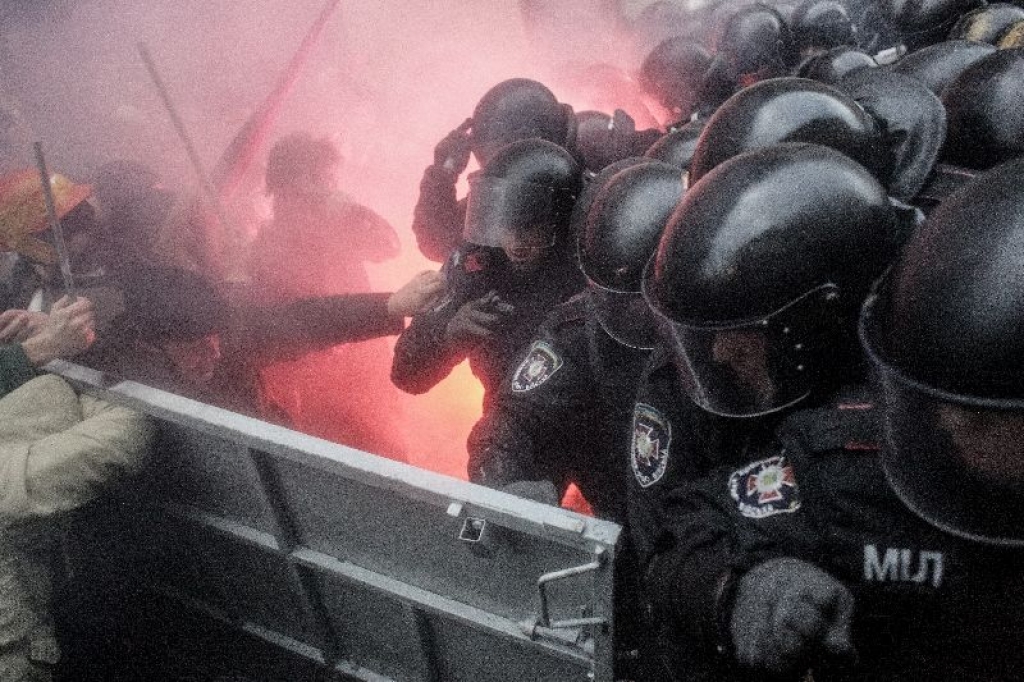 Ukrainā protesti pāraug vardarbīgās sadursmēs; Ukraina atsāks sarunas