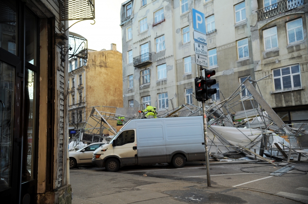 Vēja nopūstas būvniecības stalažas apgrūtina satiksmi Rīgas centrā