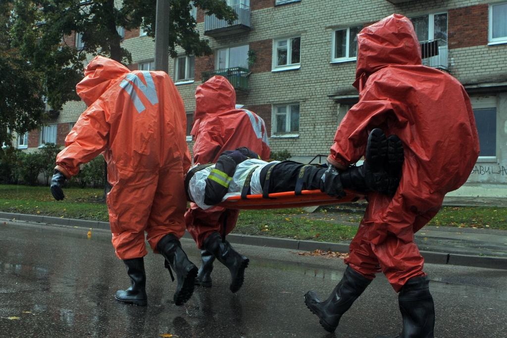Pēc Zolitūdes traģēdijas slimnīcā ārstējas vēl četri glābēji; notikušais aktualizējis mācību poligona nepieciešamību
