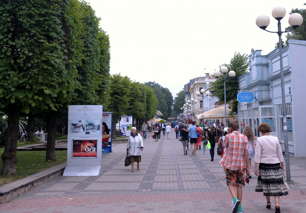 Cīnās pret tirdzniecības centru Jomas ielā