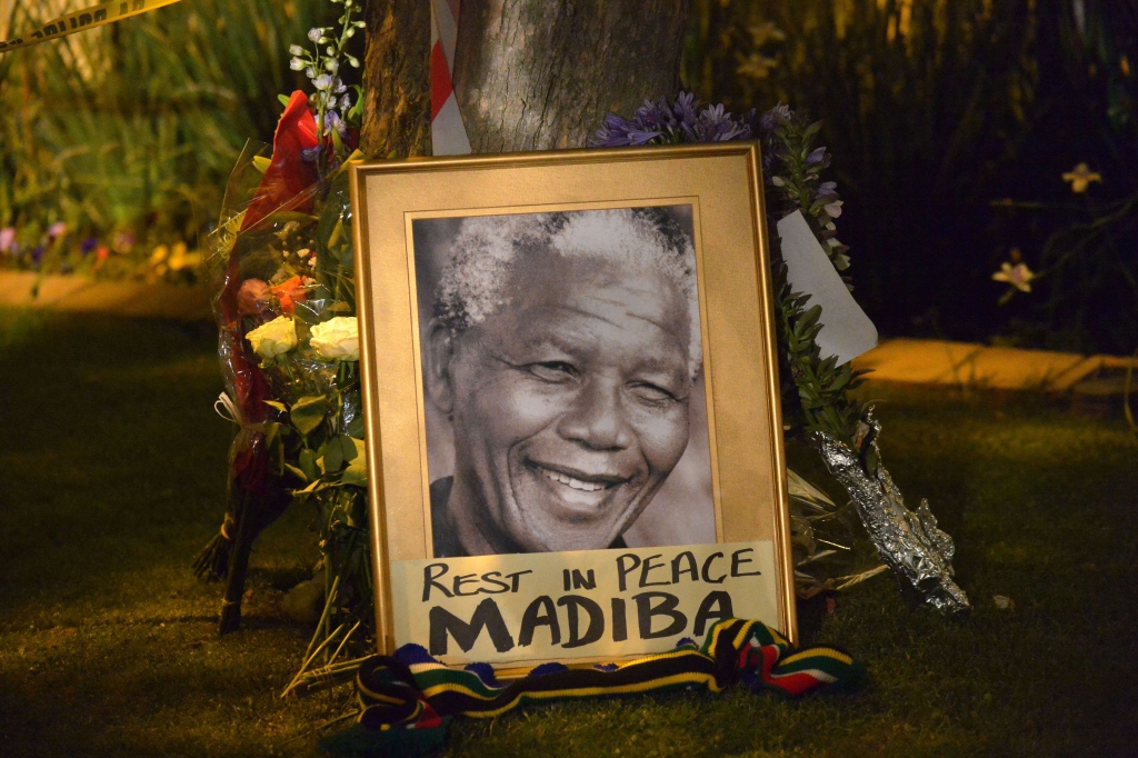 papildināts (9:21) - Miris Nelsons Mandela