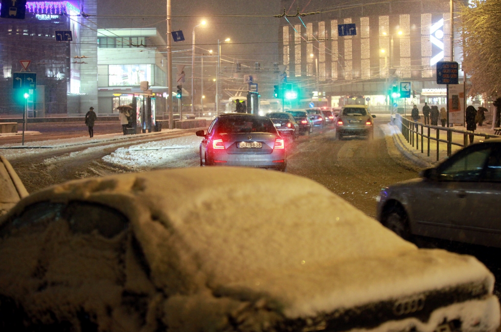 Decembrī valsts autoceļu uzturēšanai trūkst pusmiljons latu