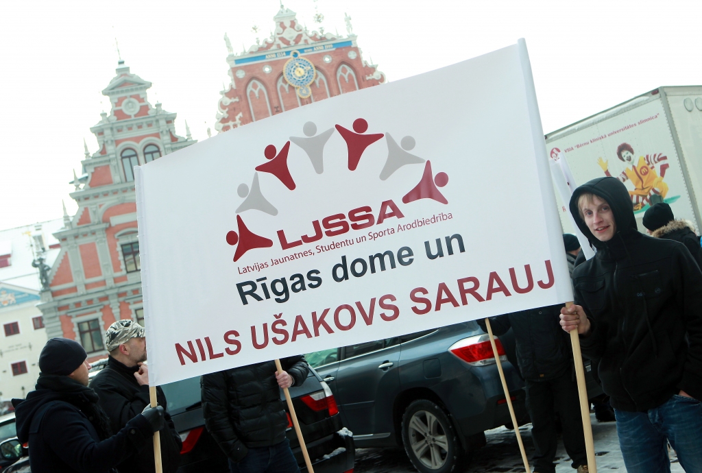 FOTO: Akcijā pret legālajām narkotikām pauž atbalstu Rīgas mēram Ušakovam