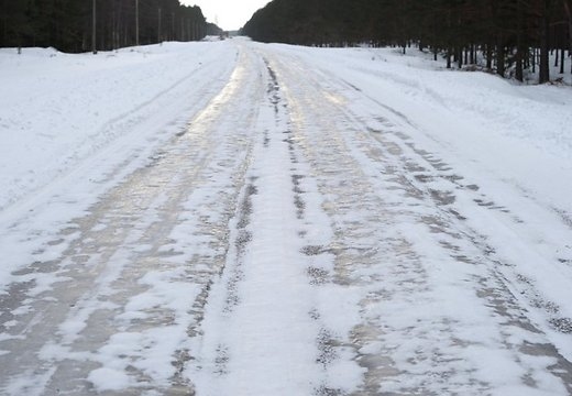 Sniega un apledojuma dēļ apgrūtināta braukšana pa lielāko daļu Latvijas autoceļu