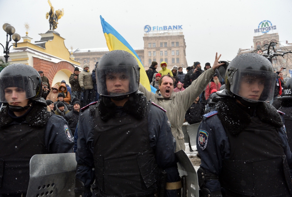 Milicija Kijevā sāk likvidēt protestētāju nometni; Berkut ielaužas opozicionāru birojā