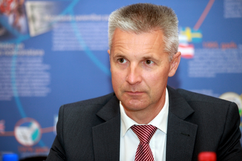Pabriks īsā sarunā prezidentu iepazīstina ar iespējamās valdības aprisēm