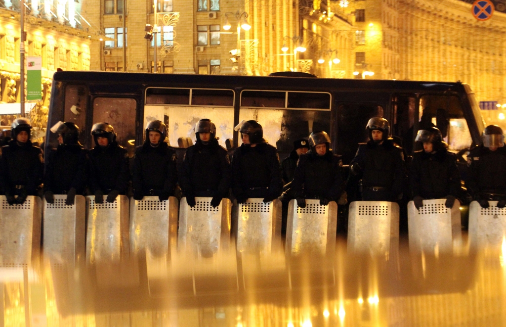 Berkut iegājuši Kijevas Neatkarības laukumā; protestētāji veido cilvēku ķēdes