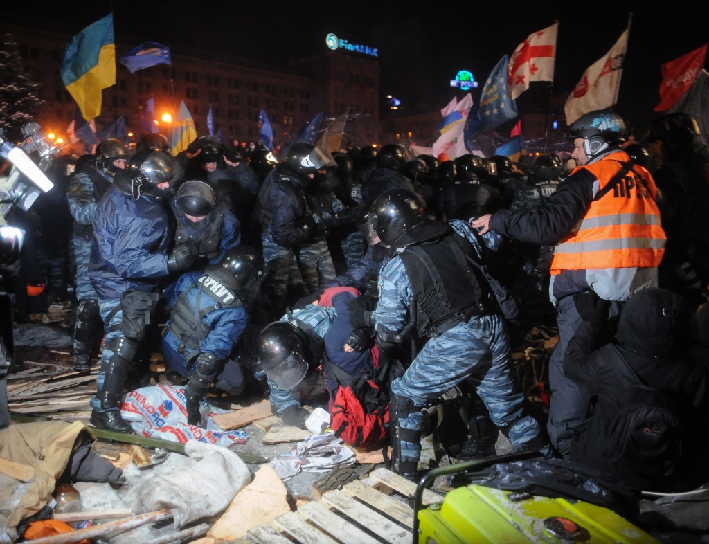 Milicija Kijevā nojaukusi barikādes protestu epicentrā; demonstranti nepadodas