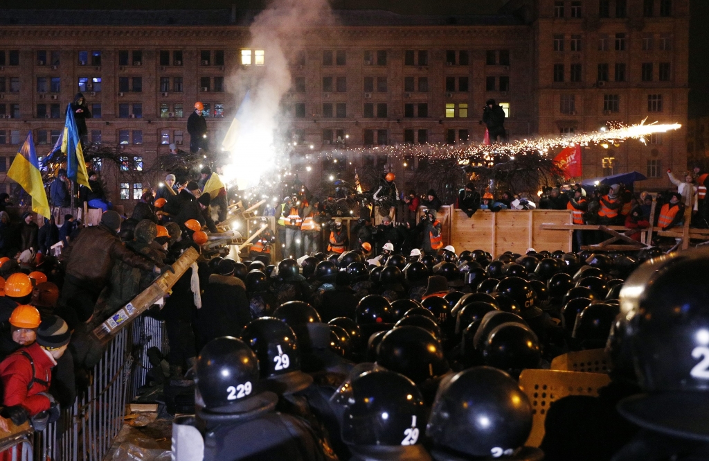 papildināts (13:34) - Berkut mēģina triecienā ieņemt Kijevas domes ēku; protestētāji uzbrukumu atvaira