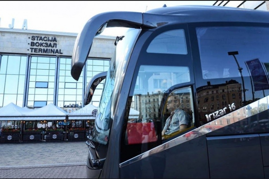 Lux Express sāk starppilsētu pārvadājumus Igaunijā un atkārtoti kritizē Latvijas sistēmu