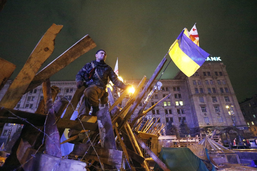 Par vardarbīgo demonstrantu izklīdināšanu no amata atcelts Kijevas mērs
